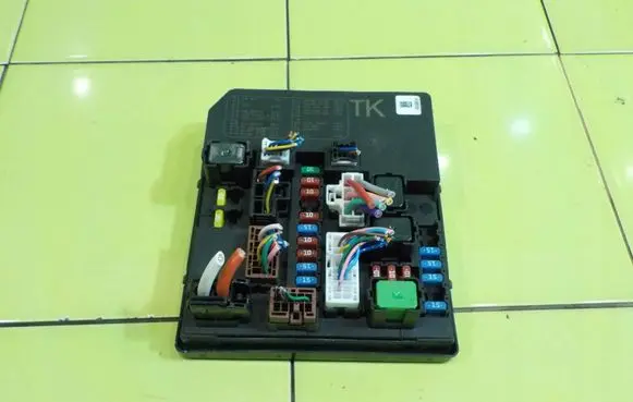 Nissan Juke I F15 Fuse box set 284B71TX2B BEZPIECZNIKOW