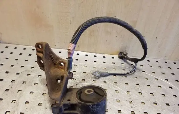 Toyota Yaris Engine mount bracket