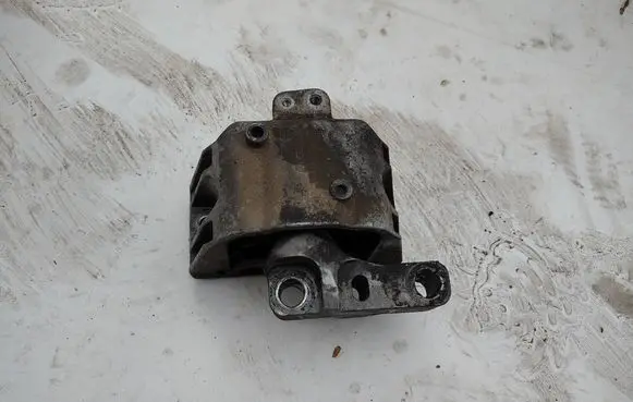Engine mounting bracket