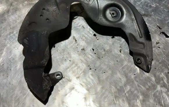 Peugeot 308 Front brake disc dust cover plate 9815285080