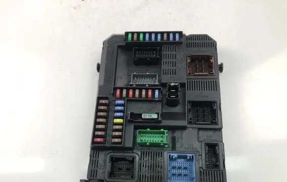 Peugeot 308 Fuse box set 9807054180