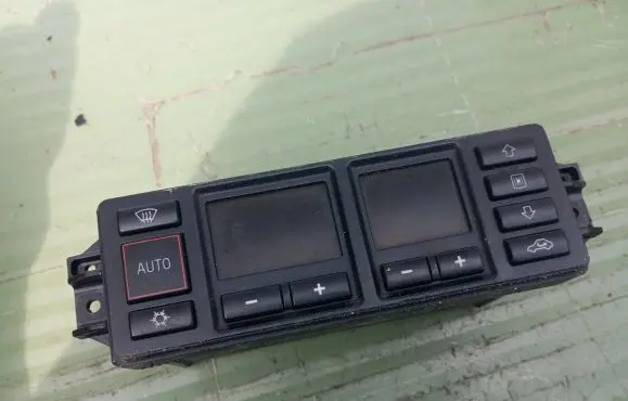 Audi A4 S4 B5 8D Climate control unit 8L0820043D D750302 5HB00760804