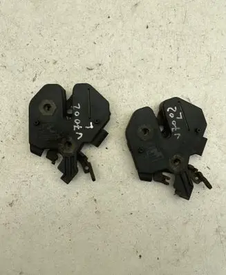Volvo V70 Engine bonnet/hood lock/catch 9483765 9483764 7890