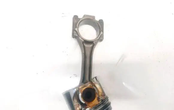 Volkswagen PASSAT B5 Piston with connecting rod