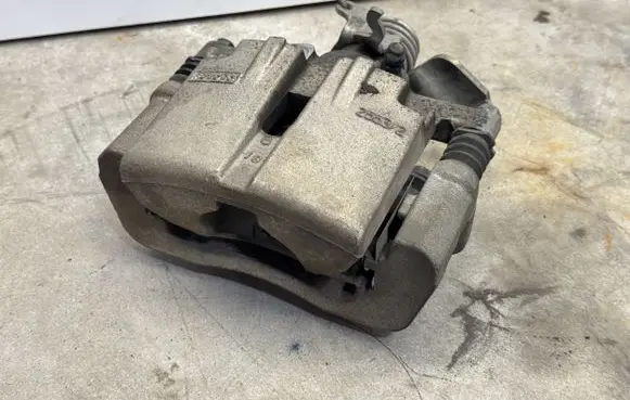 Ford Mustang VI Rear brake caliper FR3C2K327 FR3C2K328FL