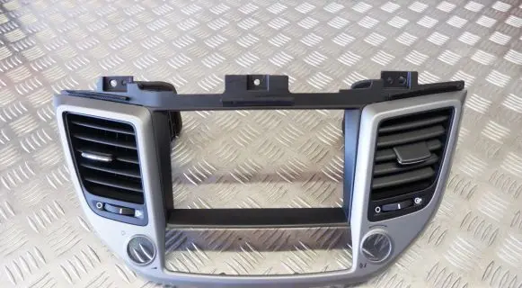Hyundai Tucson TL Dash center air vent grill 84740D7900