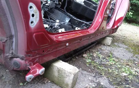 Toyota Yaris XP210 Front sill (body part) 