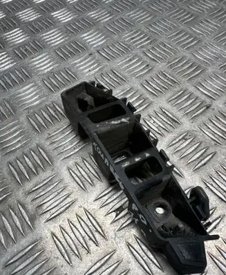 Front bumper mounting bracket