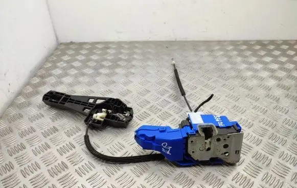 Fiat 500L Front door lock