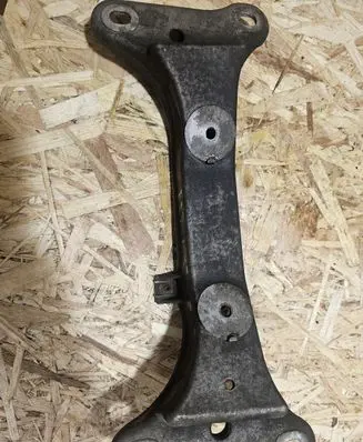BMW 1 E81 E87 Gearbox mounting bracket 677058