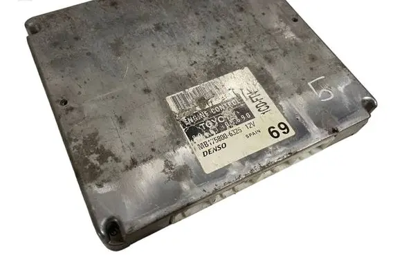 Toyota Avensis T250 Engine control unit/module 8966105690