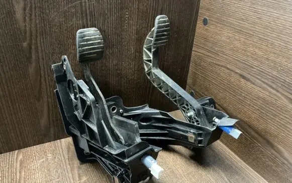 Renault Master III Pedal assembly 8200672233 8200672367