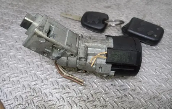 Peugeot 807 Ignition lock 9648445180