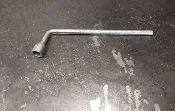 Mercedes-Benz E W210 Wheel nut wrench 1205810246