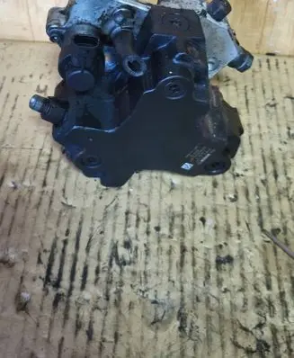 Volvo XC90 Fuel injection high pressure pump 30756125 12592 0445010111