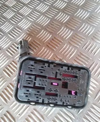 Volkswagen Golf V Fuse module 1K0937700B