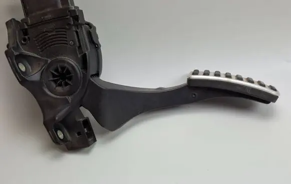 Accelerator throttle pedal