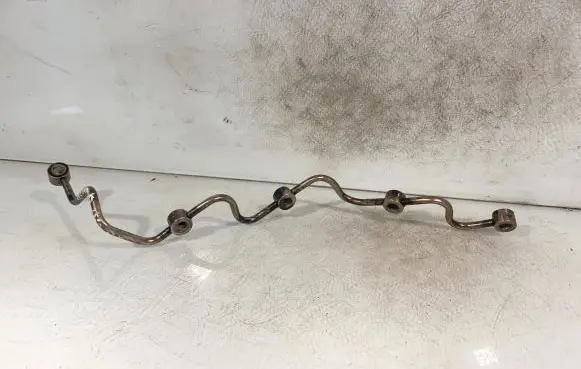 Toyota Avensis T250 Fuel injector supply line/pipe 