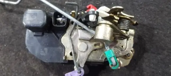 Chrysler PT Cruiser Front door lock