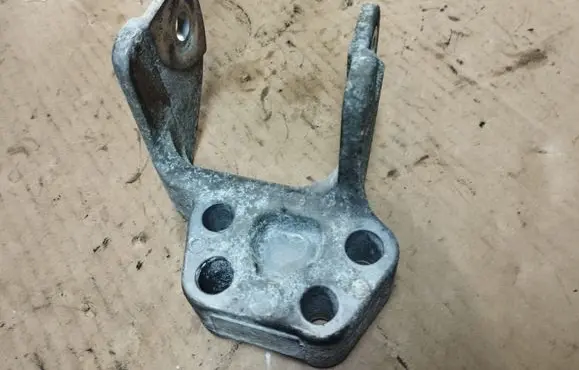 Peugeot 4007 Engine mounting bracket