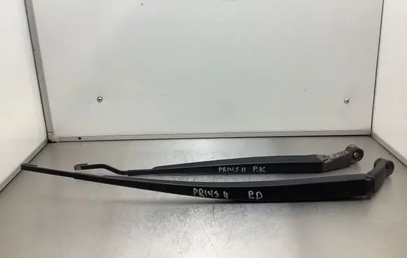 Toyota Prius (XW20) Front wiper blade arm