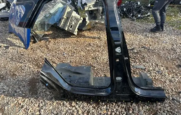 Opel Grandland X Pillar (middle) 