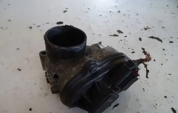 Ford Focus Throttle valve 2S6U9E927F