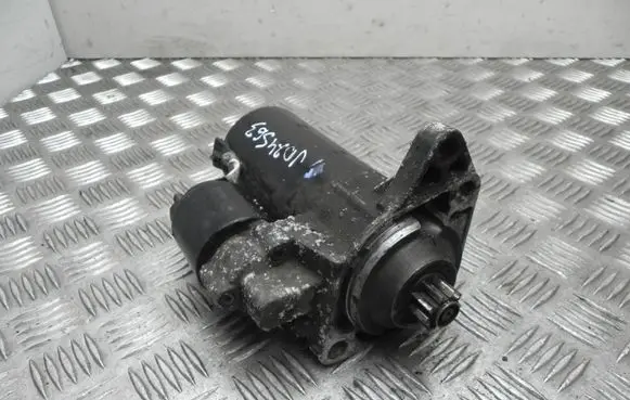 Volkswagen Golf IV Starter motor 020911024A
