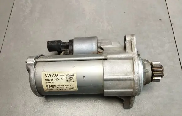 Volkswagen Golf VII Starter motor 02E911024B