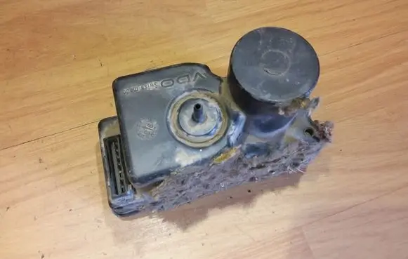 Audi 80 90 S2 B4 Central locking vacuum pump 443862257E