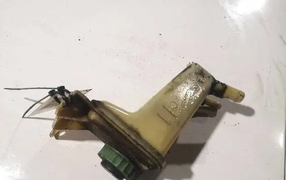 Volkswagen PASSAT B5 Power steering fluid tank/reservoir 8D0422373