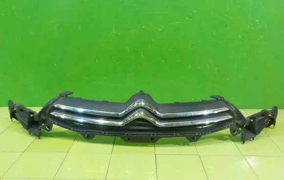 Citroen C4 II Front bumper upper radiator grill XP68