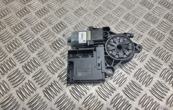 Volkswagen PASSAT B7 Front door window regulator motor 3C0959792C 0130822451
