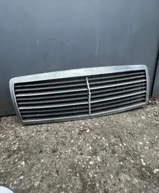 Mercedes-Benz C W202 Front bumper upper radiator grill 2028880323 F156