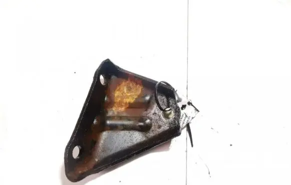 Toyota Avensis T220 Engine mounting bracket