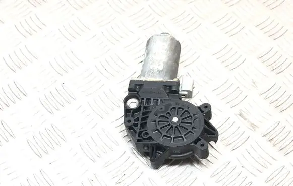 Peugeot 206 Front door window regulator motor 0130821762