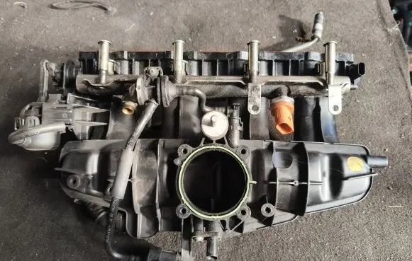 Volkswagen PASSAT B7 Intake manifold 06j133185bm
