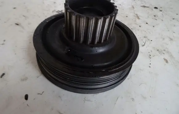 Volkswagen Golf V Crankshaft pulley 03G105243