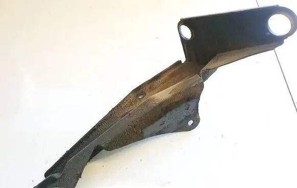 Engine mounting bracket