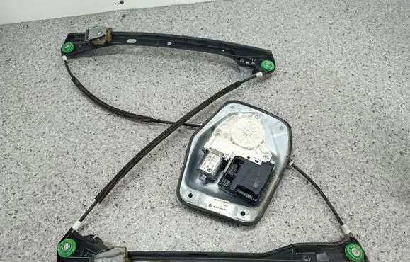 Volkswagen Golf VI Front door window regulator with motor