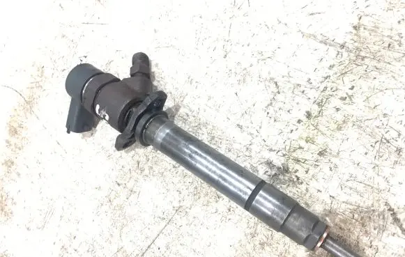 Volvo V70 Fuel injector 8658325