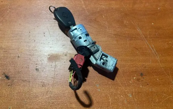 Renault Clio III Ignition lock 8200214168