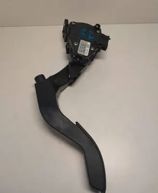 Accelerator throttle pedal