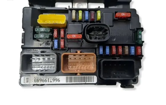 Peugeot 208 I Fuse module 9667199680