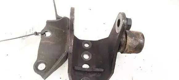 Toyota Avensis T270 Engine mounting bracket 