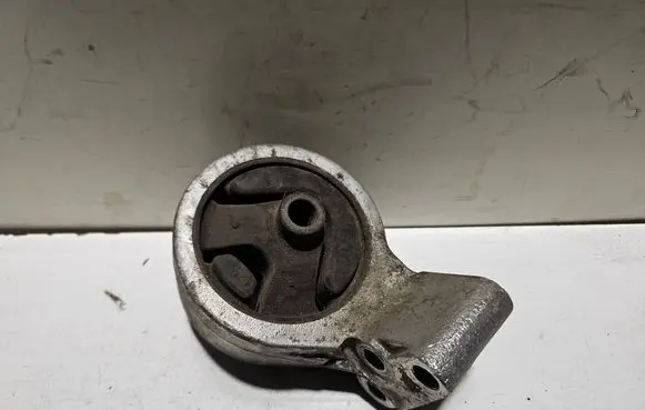 Mitsubishi Carisma Engine mount bracket