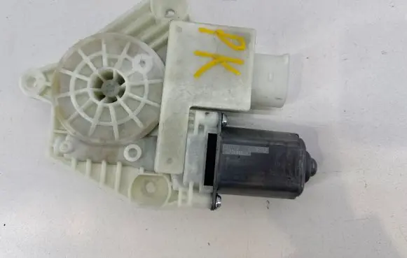 BMW 5 G30 G31 G38 Front door window regulator motor 7455082