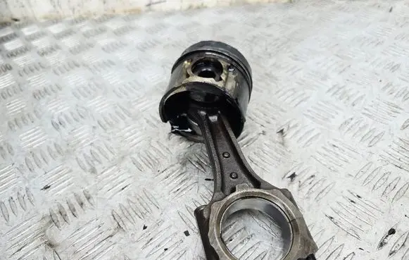 Opel Astra H Piston with connecting rod P885