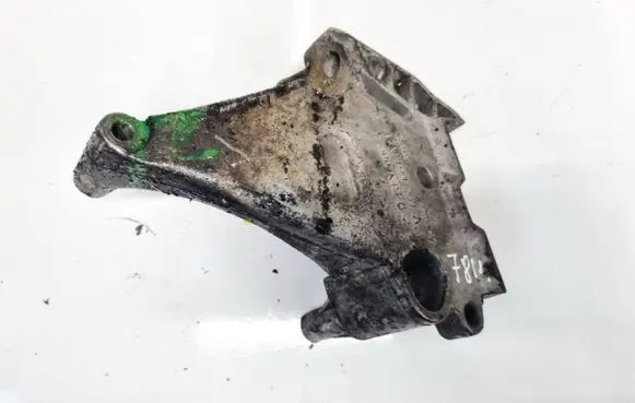 Skoda Octavia Mk2 (1Z) Engine mounting bracket 03G199207A