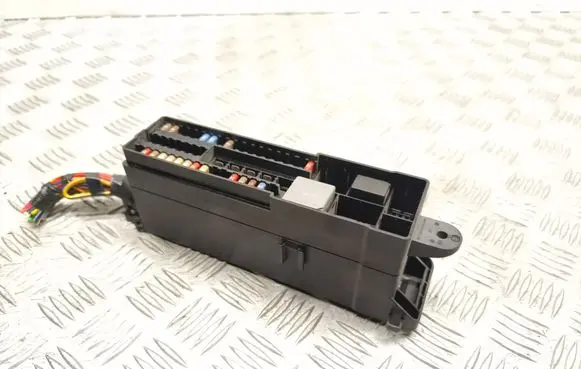 Ford Focus Fuse module AV6T14K131AB